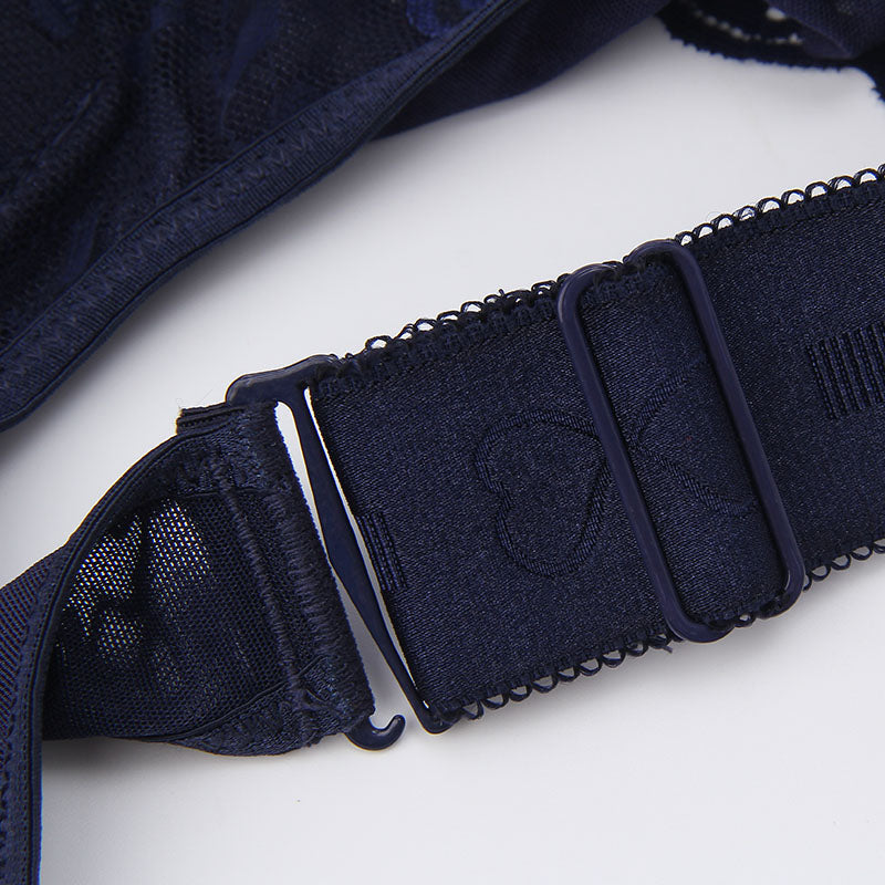 Oversized Bra – Centerless Underwire-Free Design with Wide Strap Adjuster and Thin Large-Cup Construction